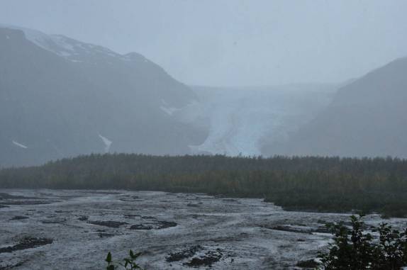 Descendo a montanha como uma verdadeira rampa de gelo, a incrível Exit Glacier, região de Seward, na Península do Kenai, sul do Alaska. Com a chuva, o rio que nasce na geleira está furioso